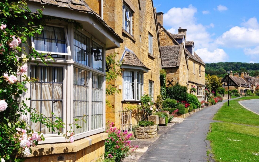 Pretty cottages along High Street in Broadway, Cotswolds