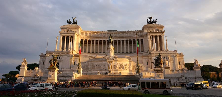 The Alter Of The Fatherland monument dominates the Venezia Square in rome