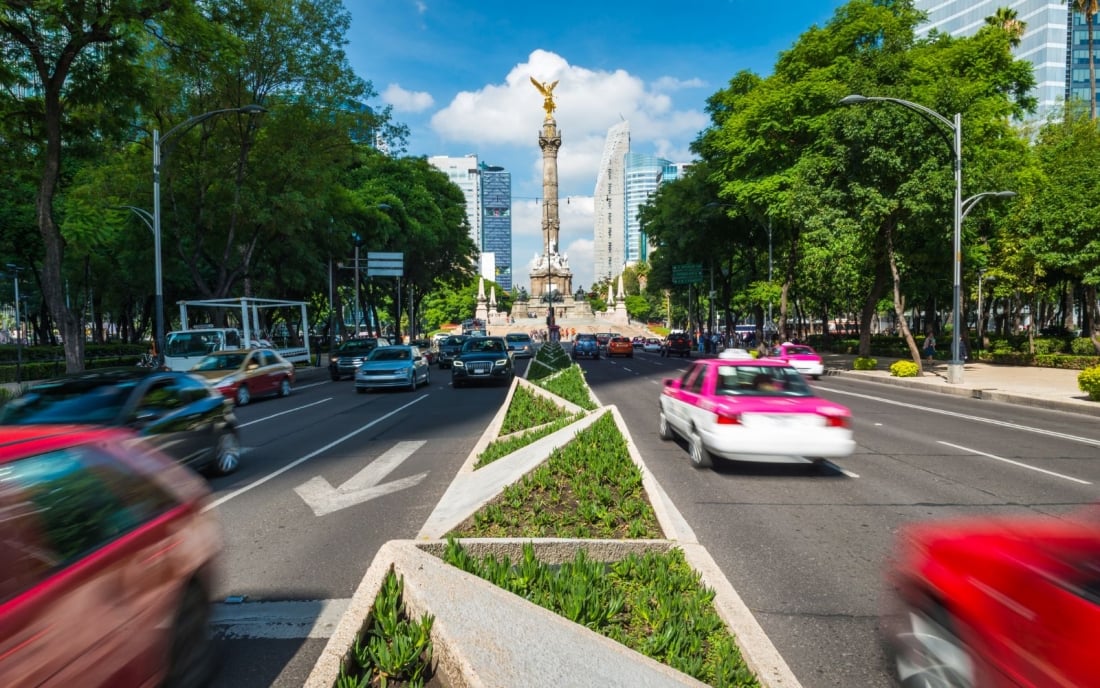 Rush hour in Mexico City, looking toward the Angel of Independence.