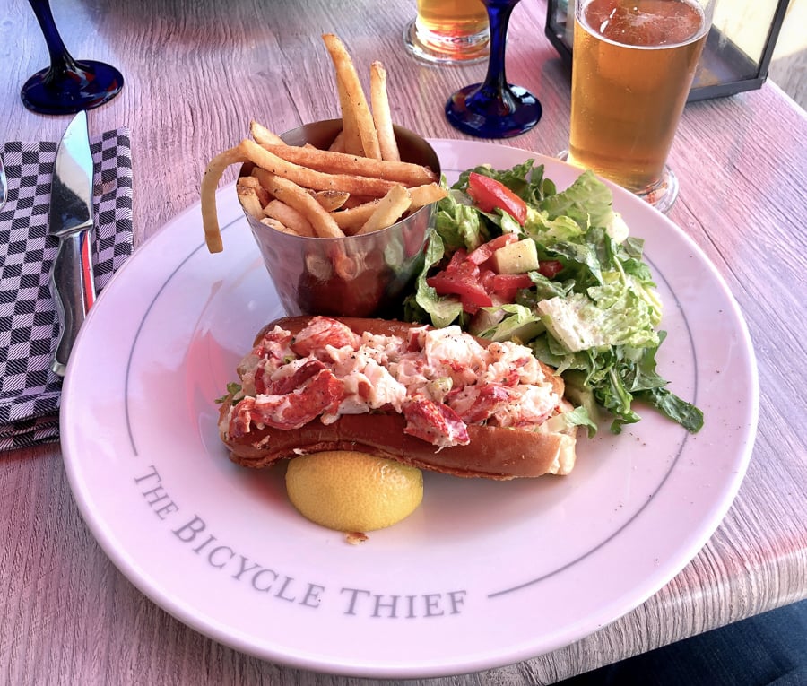 lobster roll at the bicycle thief